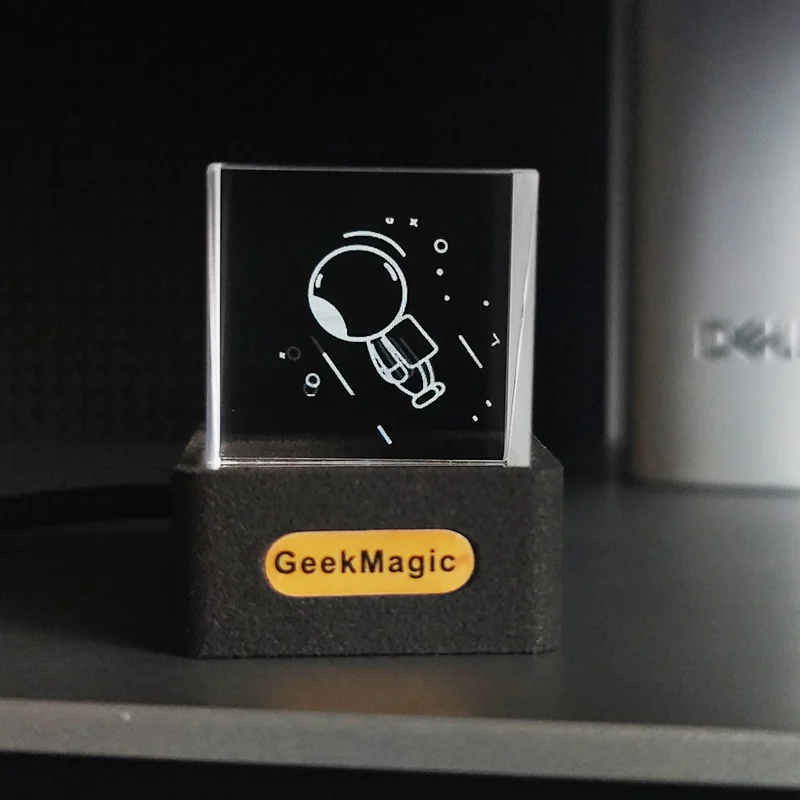 GeekMagic GIFTV Crystal Cube P - огляд і ціна Desk Setup Photo